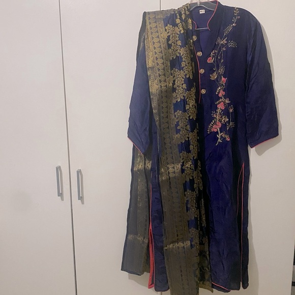 Kurta top and silk dupatta with added leggings - Picture 2 of 13